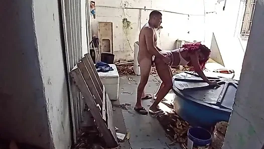 Arka bahçede temizlikçi kadına ateşli bir şekilde sokuyor