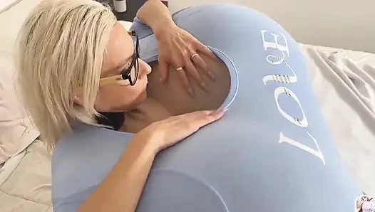 Isıtılmış battaniye göğüslerimin en büyük büyümesine neden oluyor! Sıcak bir battaniyenin göğüsleri büyütebileceğini kim bilirdi?