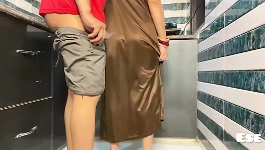 Yenge mutfakta sikiliyor