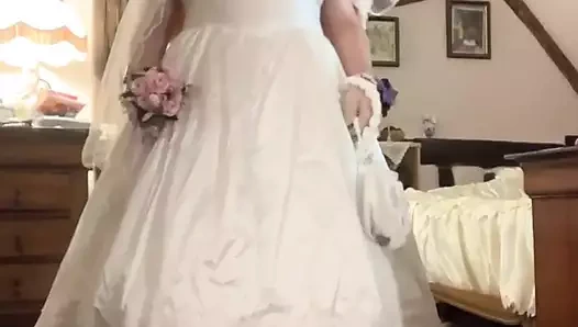 Bir gece için yeni bir gelinlik ile giyinmiş