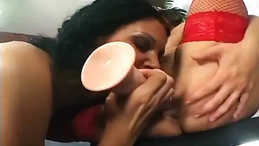 Fransa'dan iki çarpıcı lezbiyen dildoyla eğleniyor
