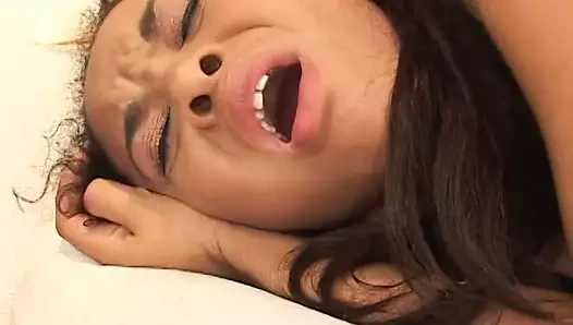 İki azgın sürtük kanepede amcık emiyor