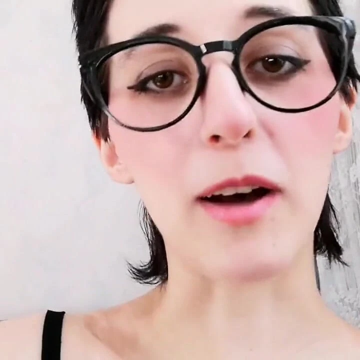 Üvey kız kardeş sikişen üvey erkek kardeşine işkence ediyor