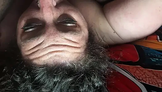 İri güzel kadın itaatkar sürtük büyük zenci yarağı tarafından sert bir şekilde yüzünü sikiyor