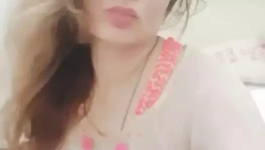 Pakistanlı kadın göğüslerini gösteriyor