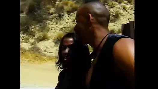 Yarağını emdirmek için her şeyi yapan bir adam için siyah üzerine siyah nostaljik porno komedisi