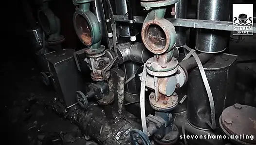 Lullu Gun açık havada sikiliyor ve dölle besleniyor!