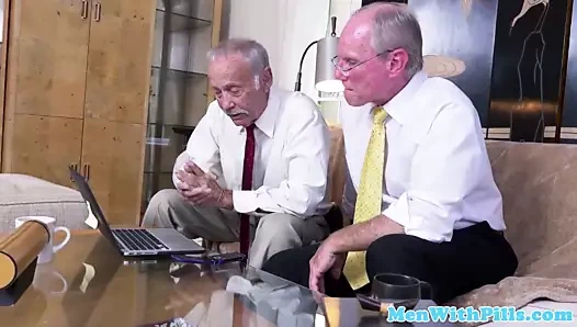 Pussylicked düzgün vücutlu genç hunk tarafından dede