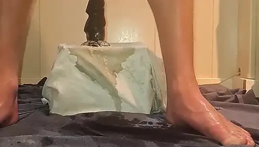 Dildoyla başa çıkamıyorum ve işiyor orgazm oluyor