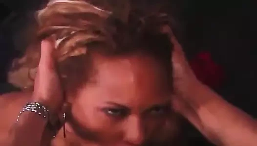 Güzel seksi zenci sevgilim götünü sert siktiriyor