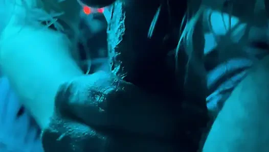 Beni arabada emiyor ve yüzüne boşalıyor