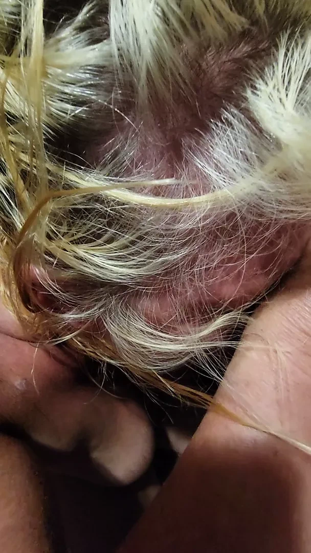 Orta yaşlı seksi kadın yarak emiyor ve fışkırtıyor