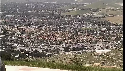 Azgın seksi orta yaşlı seksi kadınlar havuzda tüm deliklerinde dildolarla birbirlerini sikiyor!