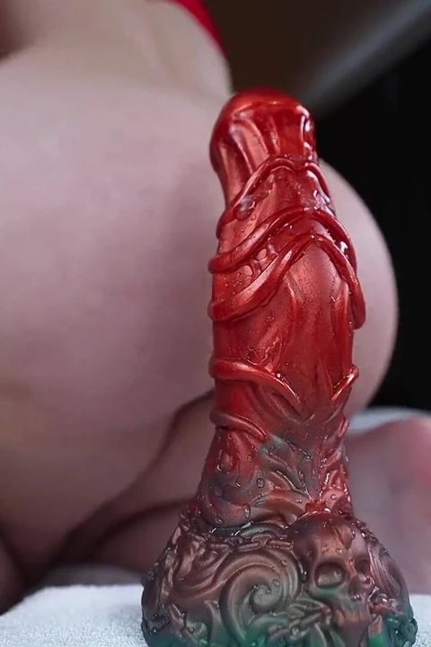 Ejderha oyuncaklarımı götüne sokuyorum