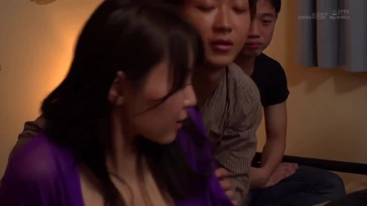 Japon orta yaşlı seksi kadın komşuları baştan çıkarıyor ve evde o genç adamlarla grup seks yapıyor. Bölüm 3