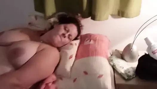 Şişman milf orospu kumlu masturbates ile yapay penis