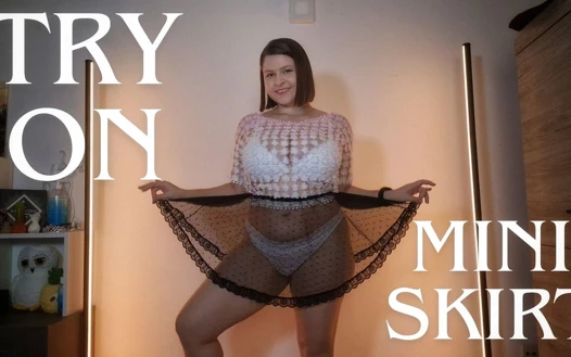 Sheer mini etek denemesi: tombul vücuda üç şeffaf bakış