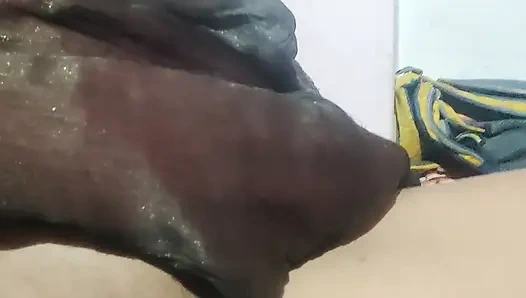 Evli kadın genç amcığını kocasına gösteriyor