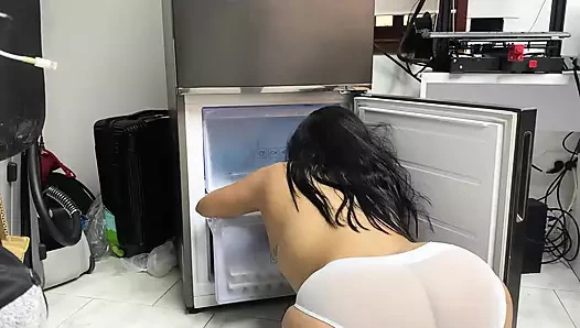 Şehvetli hizmetçiyi buzdolabını temizlerken filme çekiyor