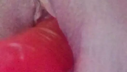 Büyük kırmızı yapay penis ile oynamak