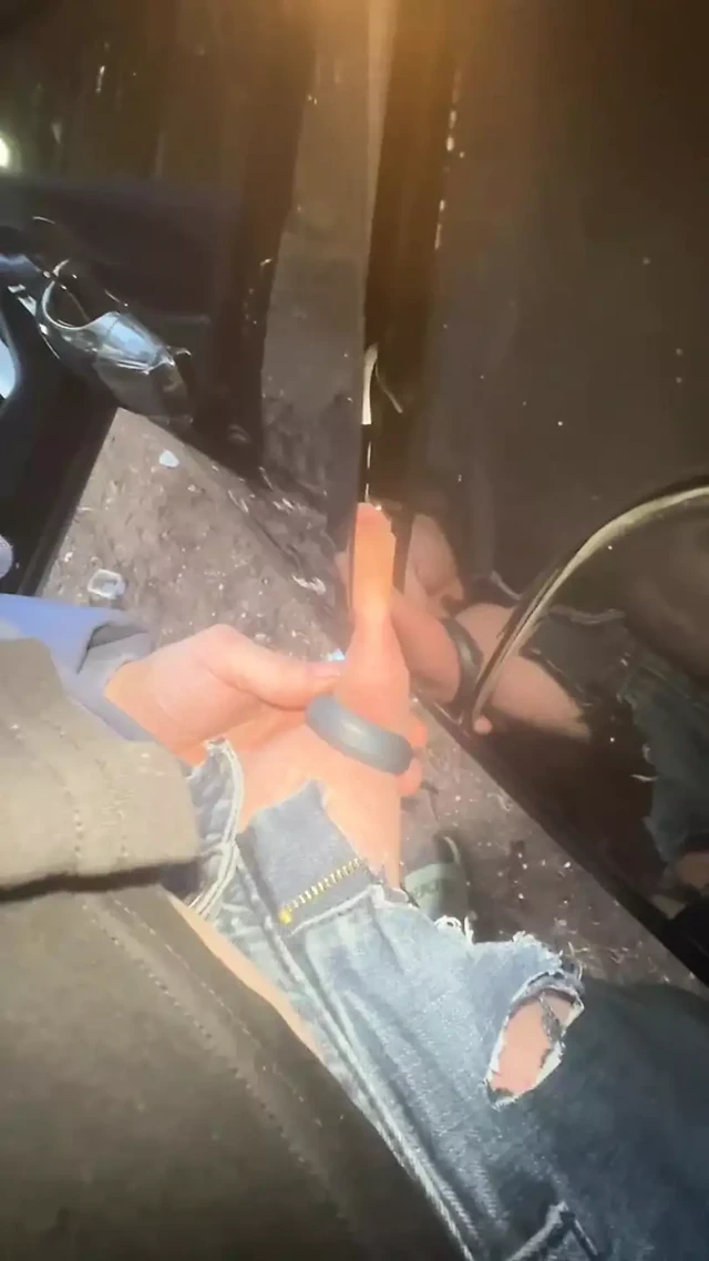 Araba kapısı arasında taşak ezme