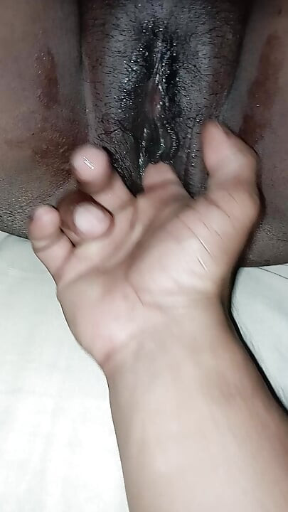 Karısının amına parmaklarıyla masaj yapıyor ve boşaltıyor