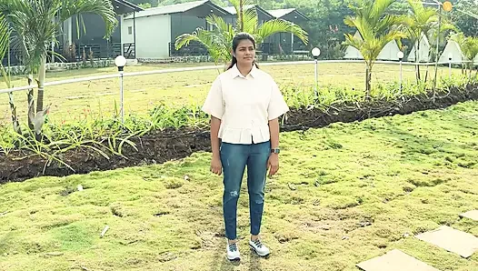 Komal kocasıyla tatile gitti ve komşusunun odasına gitti ve amcığını aldı