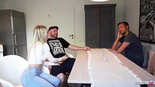 Alman aldatılan koca seksi karısını şişman yarak arkadaşıyla prezervatifsiz sikişirken izliyor