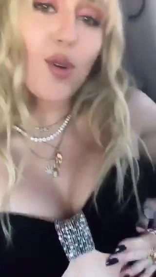 Miley - büyük dekolte