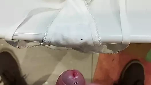 Külotunu koklarken arkadaşının karısının tangasına boşalmak.