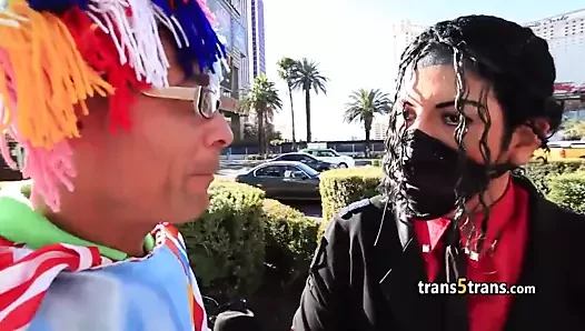 Kostümlü adamın yüzüne boşalıyor travesti sürtük