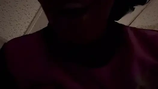 Bugün FaceTime görüntülü görüşmesinde bir hayranımı sikiyorum