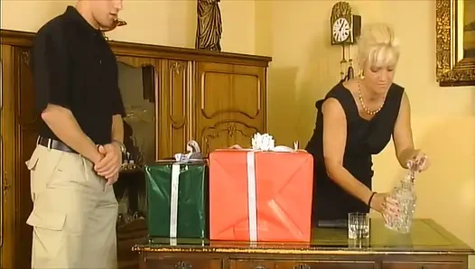 Dövmeli Kaslı Adam Iki Sarışın Sürtüğü Üçlü Grup Sekste Sikiyor