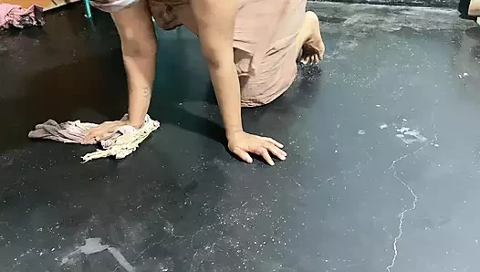 Ateşli hizmetçi Telugu'da patronuyla romantizm yaşıyor