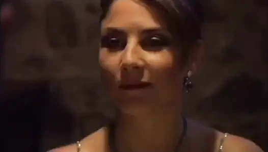 Seksi büyük memeli fahişe yatakta sert yarakla sikişiyor