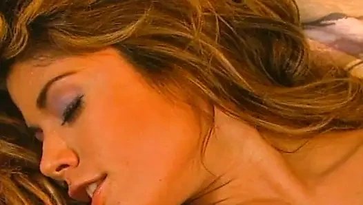 Baştan çıkarıcı sarışın orta yaşlı seksi kadın yoğun parmaklamanın ve oral zevkin tadını çıkarıyor