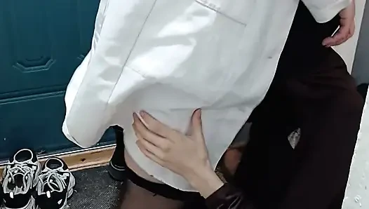 Orta yaşlı seksi lezbiyen doktor bir hastanın ağzına boşalıyor