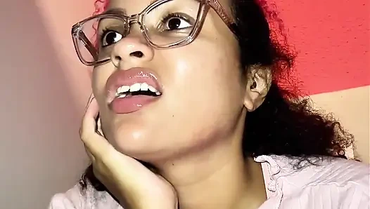 Halka açık banyoda gazlı kız onu tutmaya çalışıyor ama yüksek sesle osuruyor