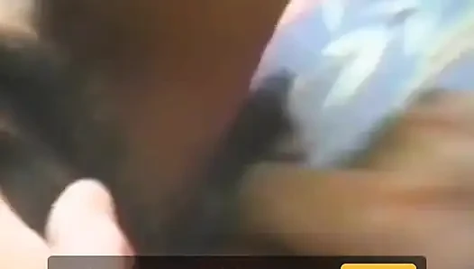 Utangaç bir esmer dildo ve yarakla sikiliyor