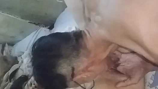 her iki bacaklarını açıyor ya da açıyor .coz ilkie ıslak amcığını yalamak için çok fazla