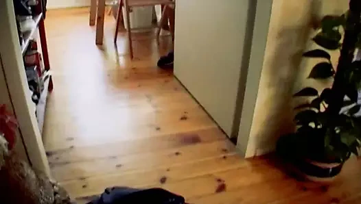 Küçük memeli Alman sarışın ağzı ve harika amcığıyla sert bir yarağı memnun ediyor