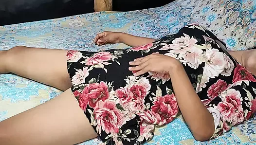 Lezzetli krem! Komşumun 18 yaşındaki sıkı amcığımı sikmesine izin verdim! Hintli yenge ile gerçek ev yapımı Hintli seks x videolarda