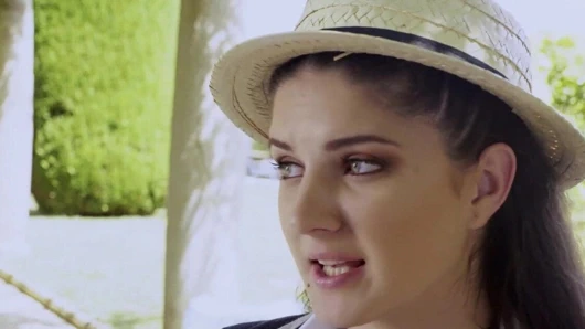 Öğretmen öğrenciye anal sanat sınıfında yardımcı olur