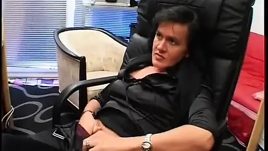 Esmer sekreter orta yaşlı seksi kadın bakış açısıyla sikiliyor