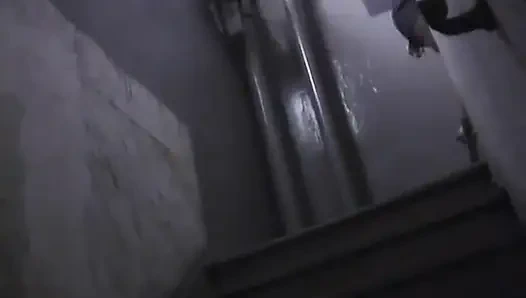 Ateşli zenci fahişe ağzını bantlatıyor ve sandalyeye bağlı