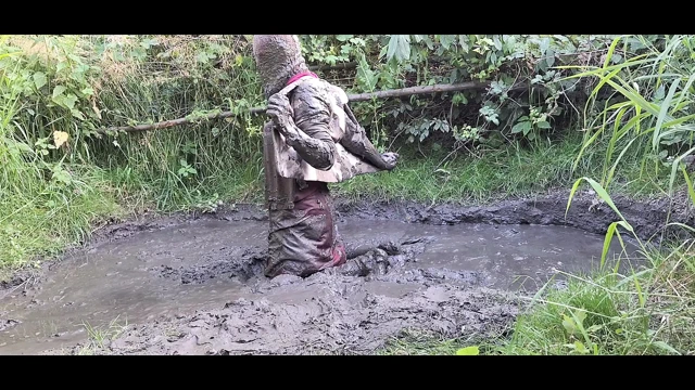 Uzun kırmızı etekle mastürbasyon