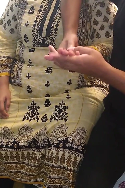 Üvey oğul yalnızken üvey annesinin odasını ziyaret ediyor