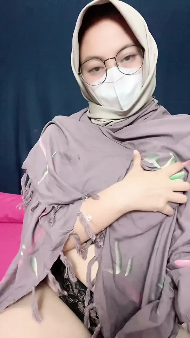 Odadaki azgın kız dildo oynuyor