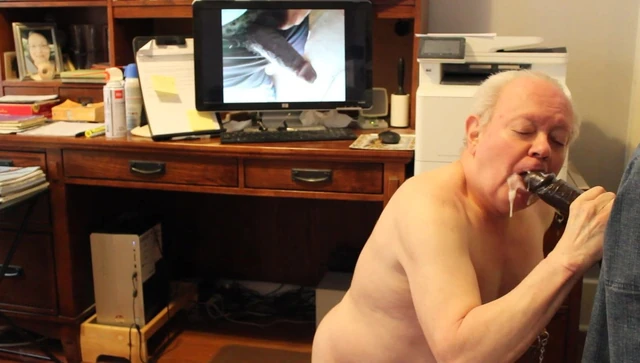 Черный папочка Erachi хорошо трахает его!