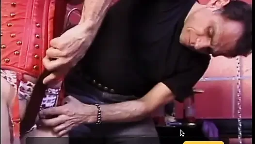 Seksi sarışın şişman duvara bağlı ve cezalandırılıyor